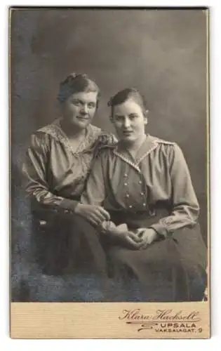 Fotografie Klara Hacksell, Uppsala, Vaksalagatan 9, Zwei Frauen in eleganter Pose