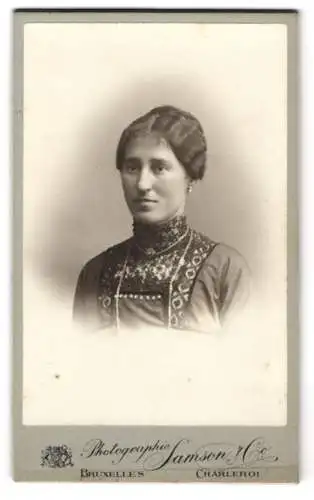 Fotografie Samson & Co, Bruxelles, Rue Neuve 145, Portrait einer Frau mit elegantem Kleid