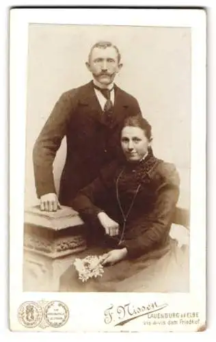 Fotografie F. Nissen, Lauenburg a. d. Elbe, vis-à-vis dem Friedhof, Portrait eines Paares