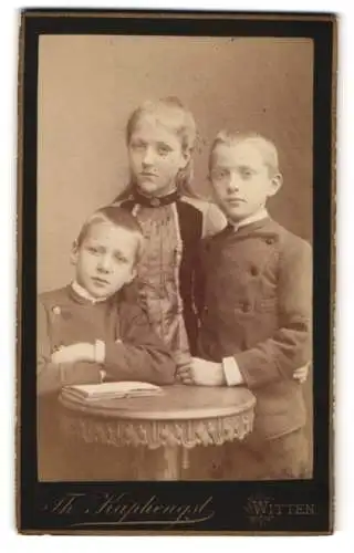 Fotografie Th. Kaphengst, Witten a. d. Ruhr, Bahnhofstrasse, Drei Kinder am Tisch