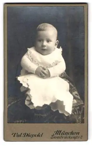 Fotografie Val. Diepold, München, Zweibrückenstr. 2, Porträt eines Kleinkindes