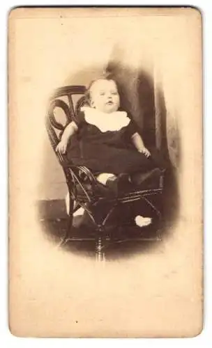 Fotografie Peter Risse, Duisburg, Düsseldorfer Strasse, Porträt eines Kleinkindes im Stuhl