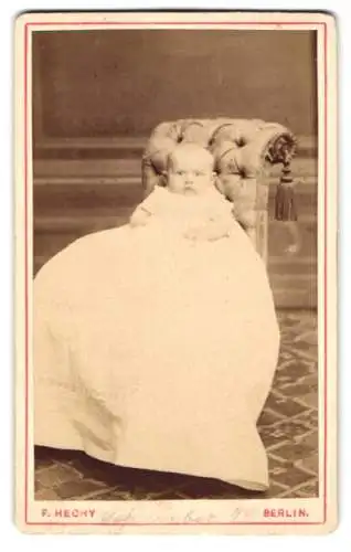 Fotografie F. Hechy, Berlin, Steglitzer Strasse 61, Porträt eines kleinen Kindes