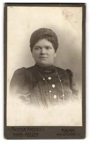 Fotografie Hans Möller, München, Augustenstr. 75, Porträt einer Frau in dunklem Kleid