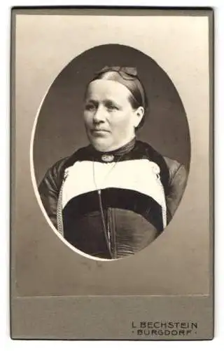 Fotografie L. Bechstein, Burgdorf, Bahnhofstrasse, Porträt einer Dame mit Brille