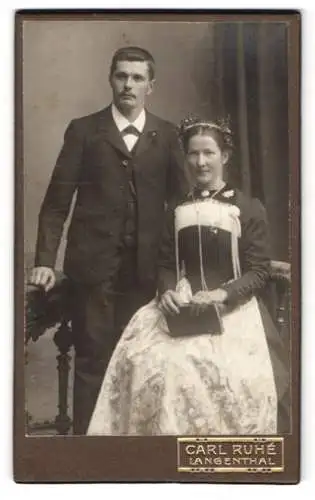 Fotografie Carl Ruhe, Langenthal, Vornehmes Paar in eleganter Kleidung