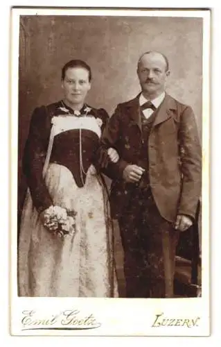 Fotografie Emil Goetz, Luzern, Hirschmattstrasse 8, Paar in traditioneller Kleidung