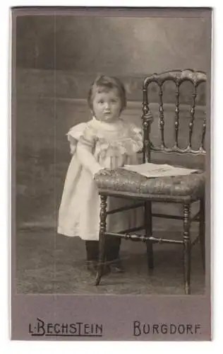 Fotografie L. Bechstein, Burgdorf, Bahnhofstrasse, Kleinkind neben Stuhl