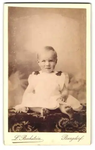 Fotografie L. Bechstein, Burgdorf, Bahnhofstrasse, Kleinkind im weissen Kleid