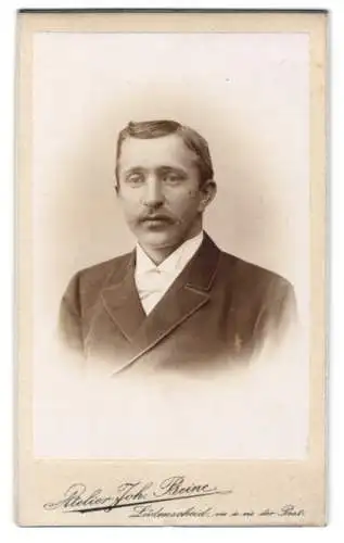 Fotografie Joh. Beine, Lüdenscheid, Altenaerstr. 8, Porträt eines elegant gekleideten Mannes