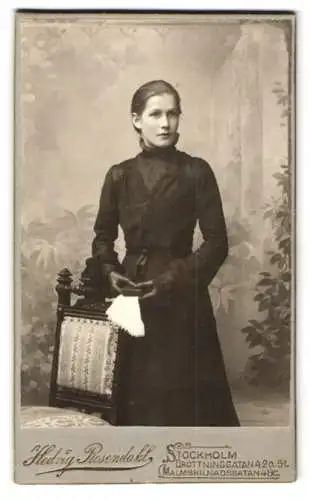 Fotografie Hedvig Rosendahl, Stockholm, Drottninggatan 42, Vornehme Dame mit Handschuhen
