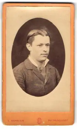 Fotografie E. Bernier, Paris, Boulevard Bonne Nouvelle 40, Porträt eines jungen Mannes