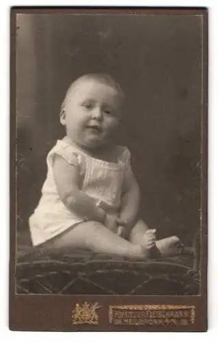 Fotografie Carl Fleischmann, Heilbronn, Kaiserstrasse 50, Sitzendes Kleinkind in weissem Kleid