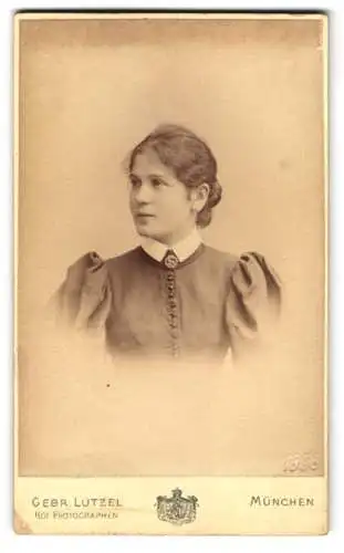 Fotografie Gebr. Lützel, München, Maffeistrasse 7, Porträt einer jungen Frau