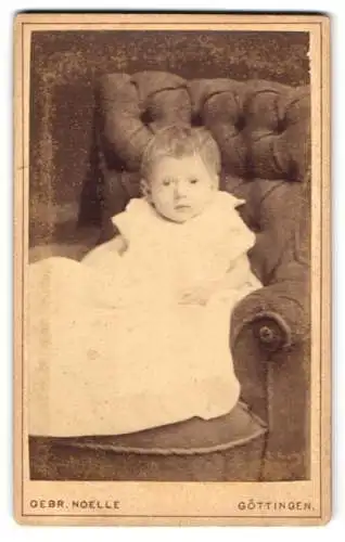 Fotografie Gebr. Noelle, Göttingen, Kurze Strasse 5, Kind auf Sessel