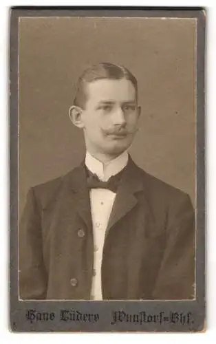 Fotografie Hans Lüders, Wunstorf-Bhf, Porträt eines eleganten Herrn