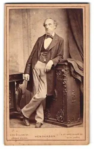 Fotografie Henderson, London, King William St 49, Eleganter Herr mit Bart