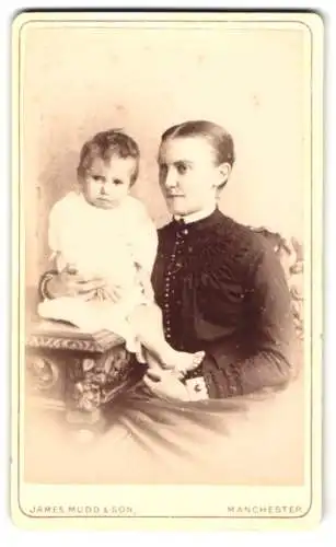 Fotografie James Mudd & Son, Manchester, St. Ann`s Square 10, Mutter und Kind