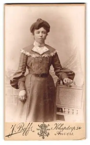 Fotografie J. Beff, Anvers, Klapdorp 54, Porträt einer Dame mit Stuhl