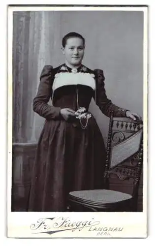 Fotografie Fr. Jaeggi, Langnau, Steckfeld, Dame im Kleid mit Blumenstrauss