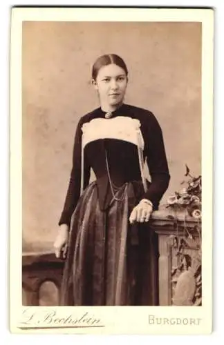 Fotografie L. Bechstein, Burgdorf, Bahnhof Str., Elegante Dame am Geländer