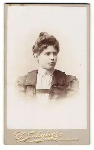 Fotografie C. Schubert, Hagen, Kaiserstrasse 17, Portrait einer jungen Frau