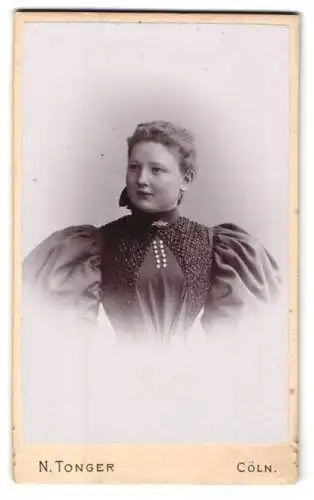 Fotografie N. Tonger, Cöln, Comödienstrasse 16, Porträt einer jungen Frau