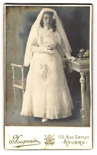 Fotografie Jacqmain, Anvers, Rue Carnot 113, Mädchen im weissen Kleid mit Schleier