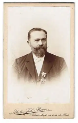 Fotografie Atelier Joh. Beine, Lüdenscheid, Altenaerstr. 8, Porträt eines Mannes mit Medaille
