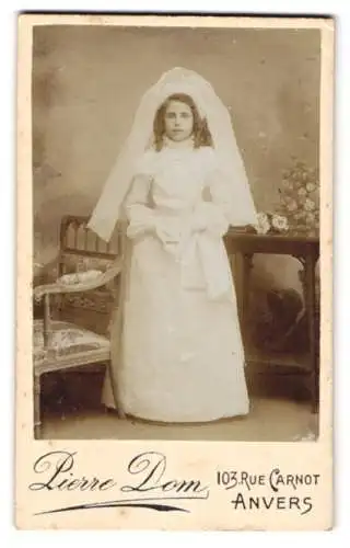 Fotografie Pierre Dom, Anvers, Rue Carnot 103, Mädchen im weissen Kleid