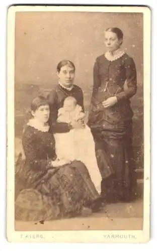 Fotografie T. Ayers, Gret Yarmouth, Regent Road 8 & 9, Familienporträt mit drei Frauen und einem Baby