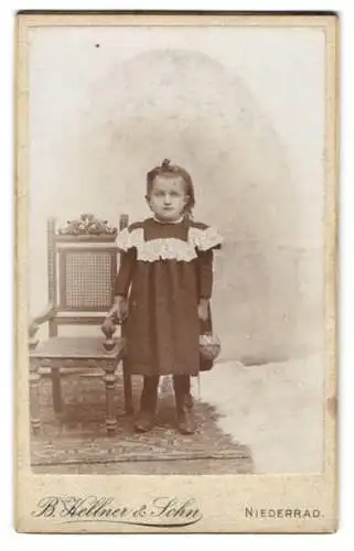 Fotografie B. Kellner & Knabe, Niederrad, Forsthausstrasse, Mädchen mit Korb neben Stuhl