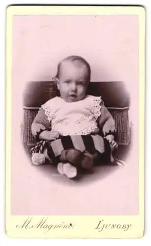 Fotografie M. Magnin, Ljungby, Kleinkind in gestreifter Kleidung