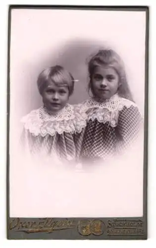 Fotografie Oscar Ellqvist, Stockholm, Hamngatan 18 A, Zwei Kinder in karierten Kleidern
