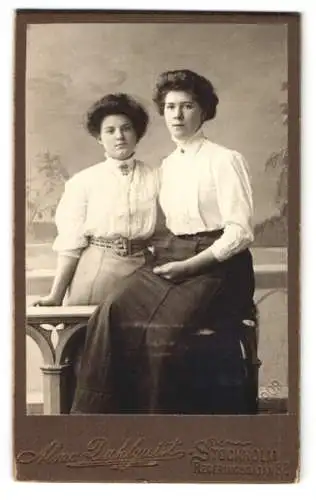Fotografie Alma Dahlquist, Stockholm, Regeringsgatan 88, Zwei Damen in eleganter Pose