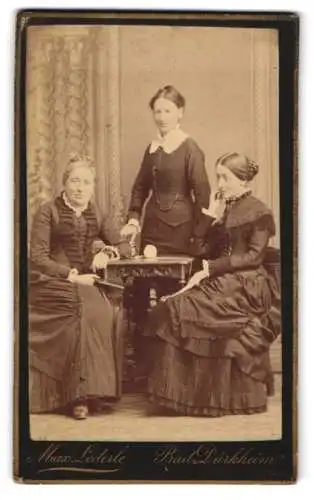 Fotografie Max Lederle, Bad Dürkheim, Gaustrasse 37, Drei Damen in eleganter Kleidung