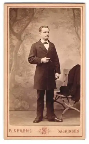 Fotografie R. Spreng, Säckingen, Eleganter Herr mit Zigarre