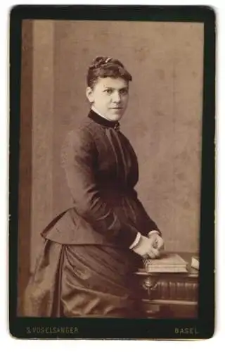 Fotografie S. Vogelsanger, Basel, Leonhardsgraben 23, Porträt einer Frau