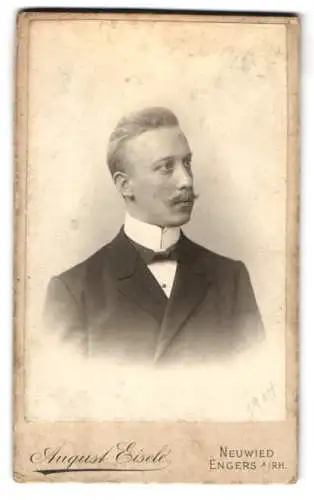 Fotografie August Eisele, Neuwied a. Rh., Rhein-Str. 45, Porträt eines eleganten Herrn