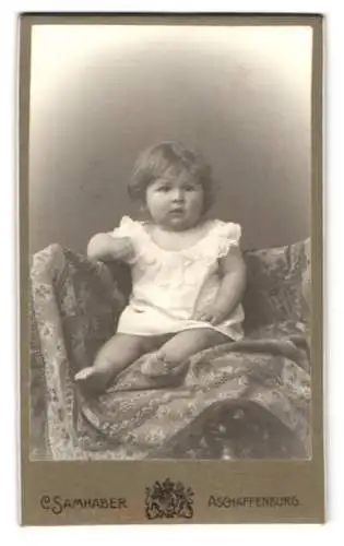 Fotografie C. Samhaber, Aschaffenburg, Porträt eines jungen Kindes