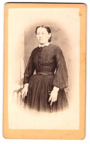 Fotografie J. Lüthi, St. Gallen, Frau in elegantem Kleid