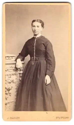 Fotografie J. Gaugler, Stuttgart, Calwer Str. 58, Frau in elegantem Kleid