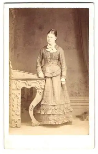 Fotografie W. B. Truman, Ort unbekannt, Frau in elegantem Kleid am Tisch