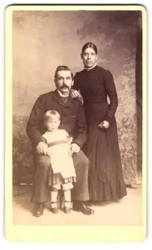 Fotografie T. C. & J. Chaplin, Stratford-on-Avon, Familienporträt mit kleinem Kind