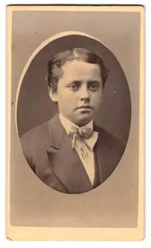 Fotografie D. O. Furnald, Manchester, Ovales Porträt eines Jungen