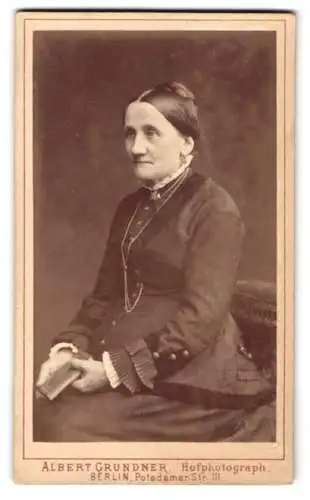 Fotografie Albert Grundner, Berlin, Potsdamer Str. 111, Dame in elegantem Kleid