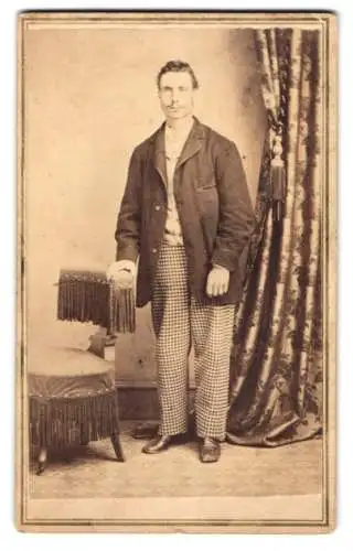 Fotografie I. G. Owen, Newton, Mann in eleganter Kleidung