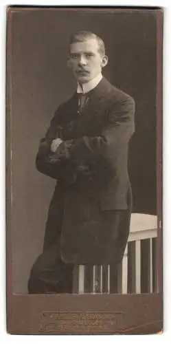 Fotografie G. Müller, Beuthen o. S., Bahnhofstrasse 30, Porträt eines eleganten Herrn