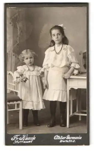 Fotografie Fr. Kienzle, Stuttgart, Breite Str. 2, Zwei junge Mädchen in hellen Kleidern