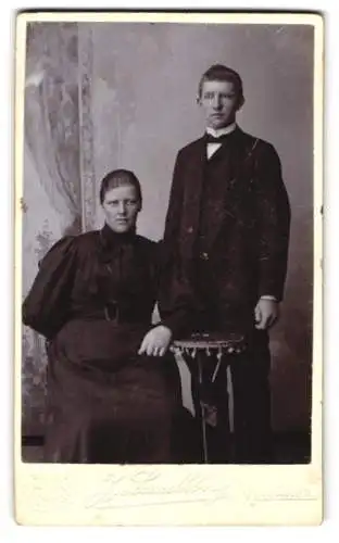 Fotografie J. Lundhborg, Vingaker, Portrait eines Paars mit Tisch